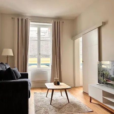 Beautiful, Modern 1-bed Apartment, 5 Mins Rer A Apartment