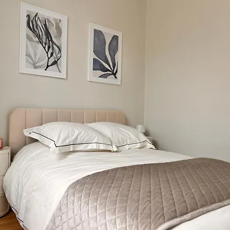 Beautiful, Modern 1-bed Apartment, 5 Mins Rer A Apartment *