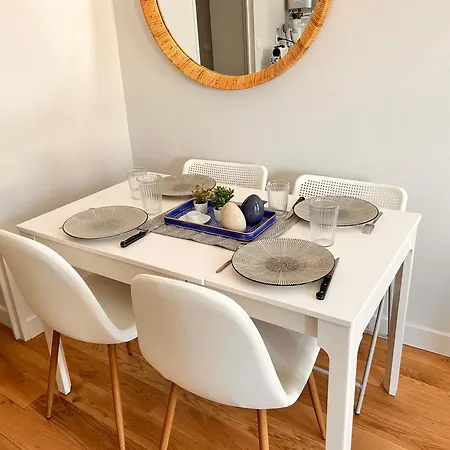 Beautiful, Modern 1-bed Apartment, 5 Mins Rer A